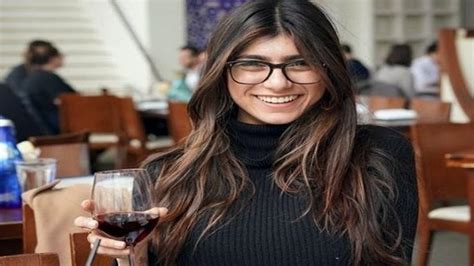 Mia Khalifa auctions glasses from her adult films to support。